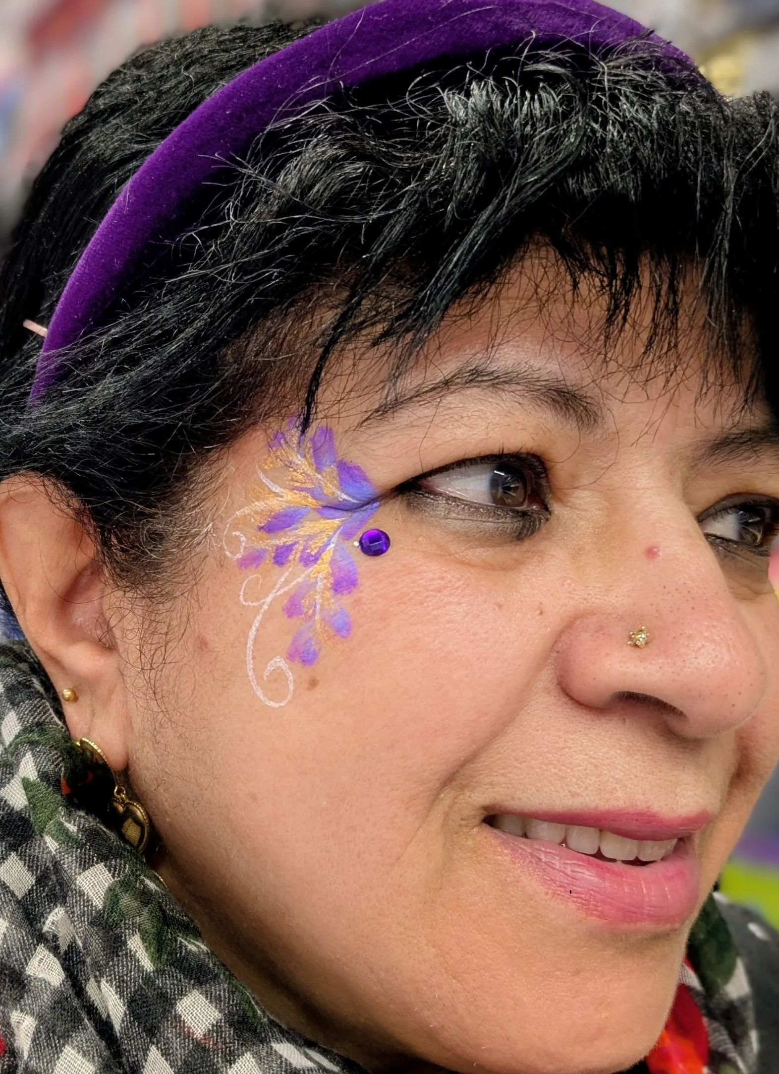 Maquillage artistique violet et dor&eacute; en motif floral autour de l&rsquo;&oelig;il